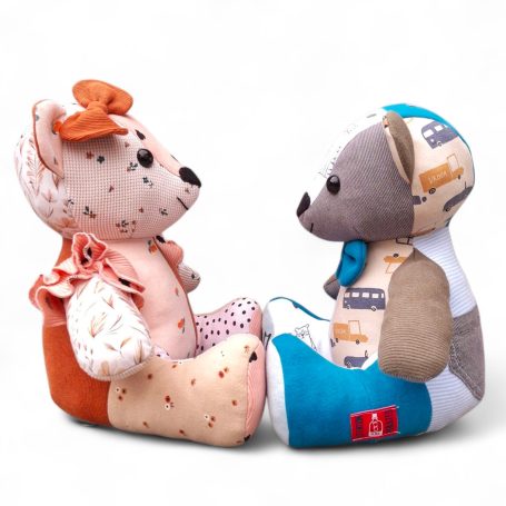 Twee schattige stoffen knuffels, een beer en een vos, zitten tegenover elkaar.